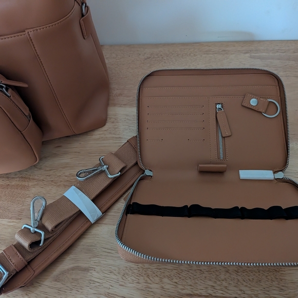 NEW Monos Metro Weekend Travel Bag in Saddle Tan Includes Add Ons! - Picture 6 of 10